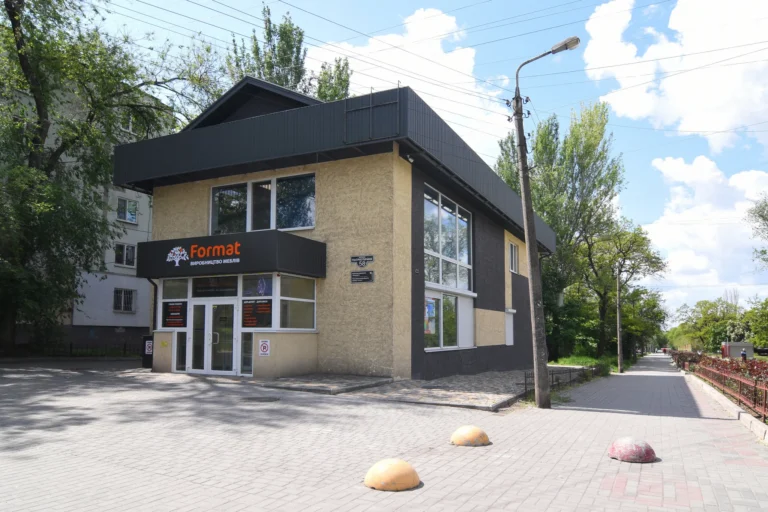 Format furniture store entrance