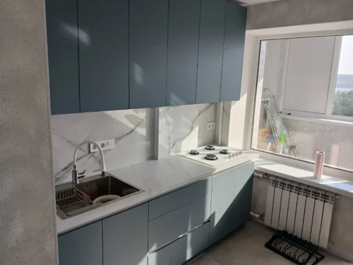 Modern kitchen with marble backsplash